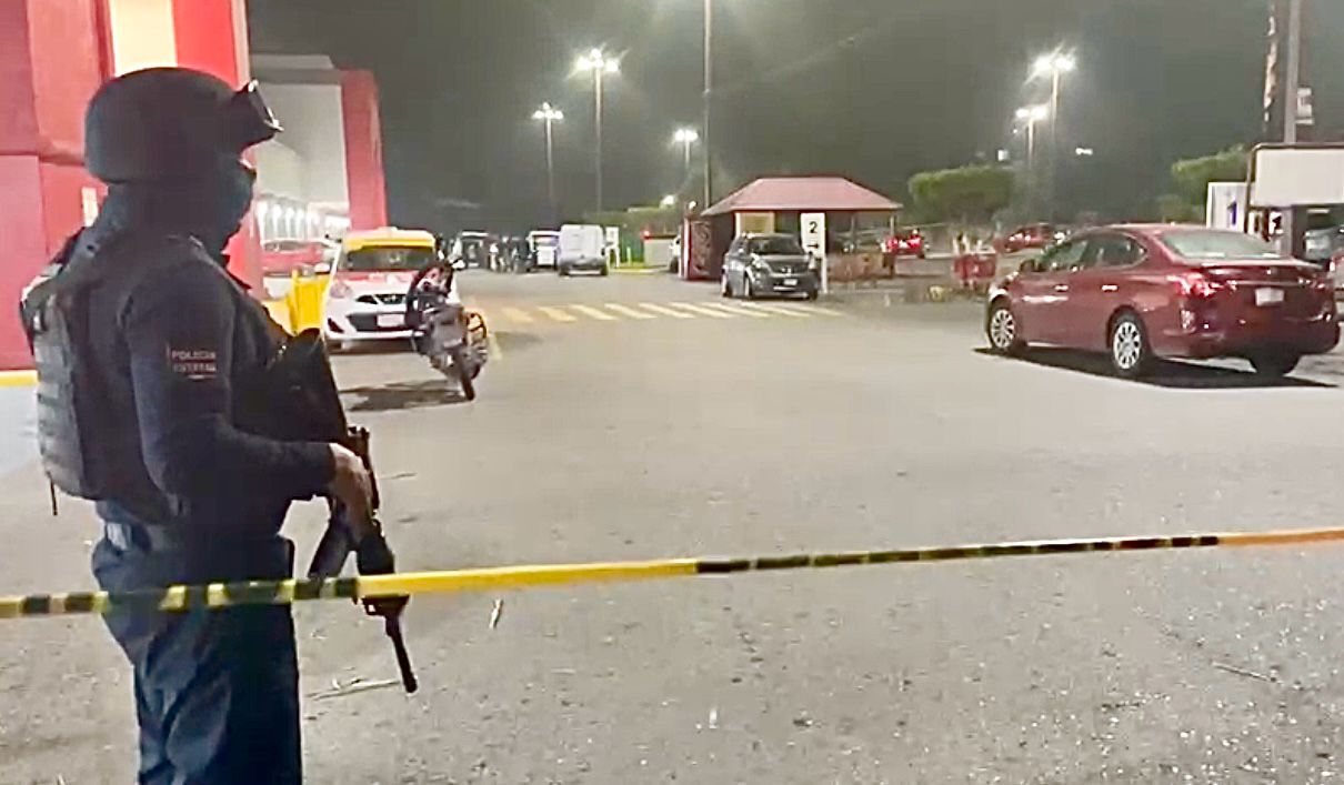 Asesinan a hombre en estacionamiento de centro comercial en Poza Rica