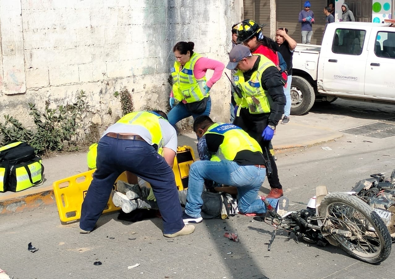 Motociclista muere atropellado por camión de carga en Coscomatepec