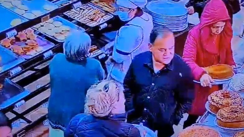 En segundos roban celular a mujer en panadería de Xalapa
