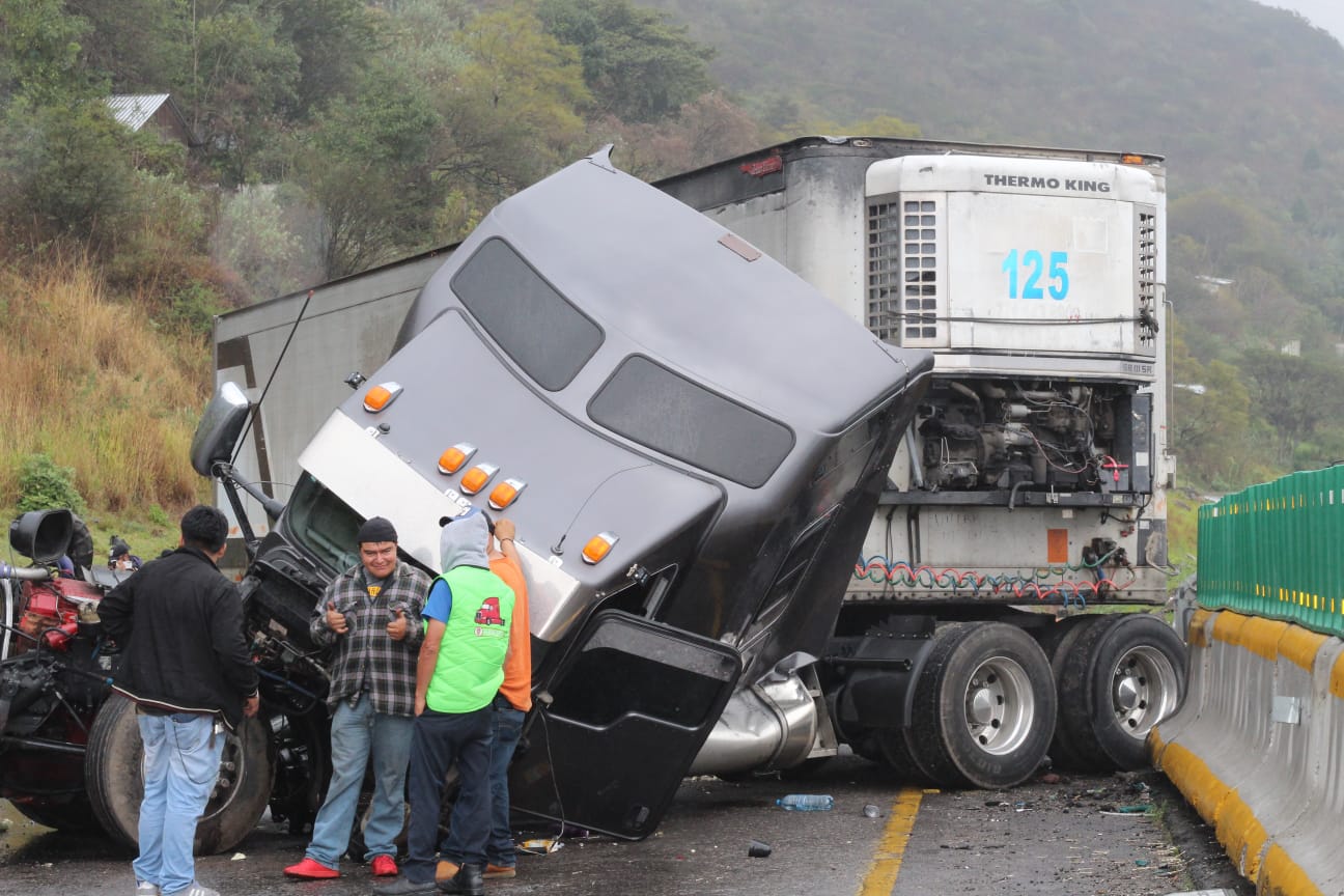 Chocan por alcance tráiler y automóvil en  la autopista Córdoba- Puebla