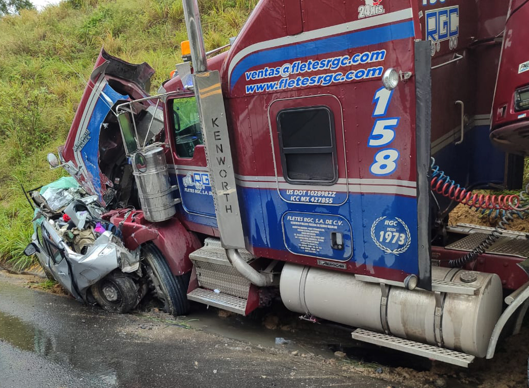 Tráiler embiste a auto en autopista Cardel – Poza Rica; hay 4 muertos