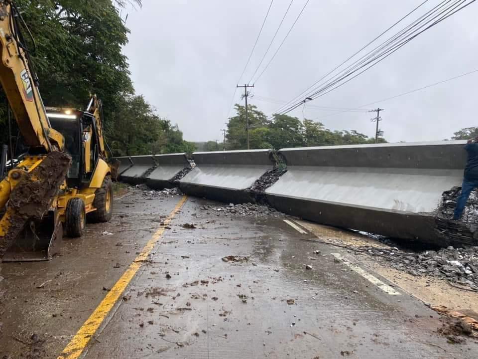 Vuelca tráiler sobre la carretera Las Trancas-Coatepec