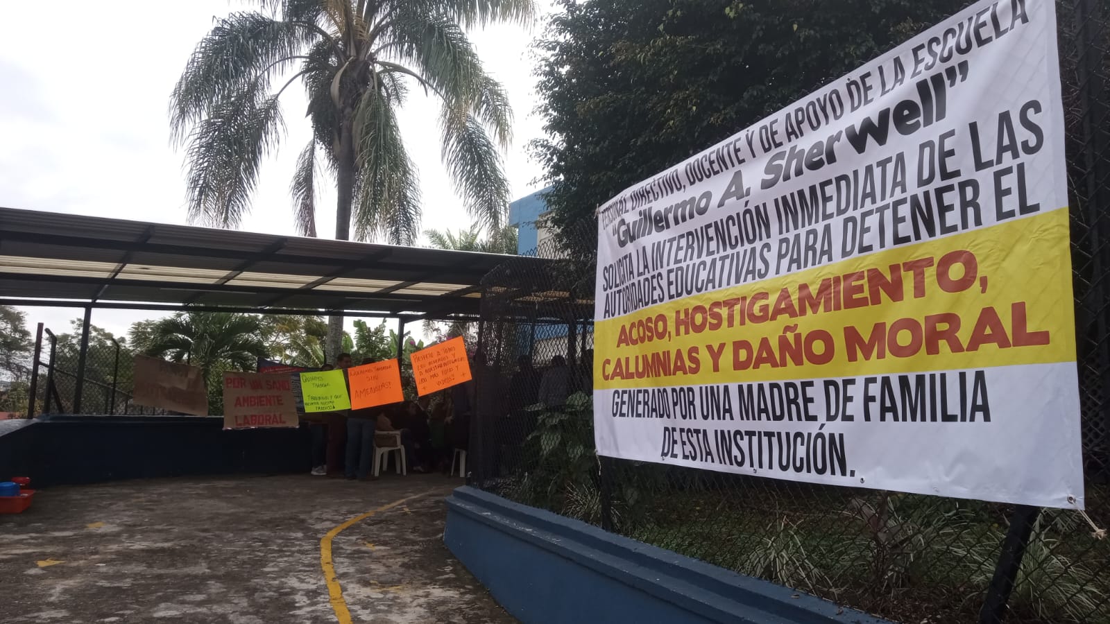 Docentes toman escuela en Córdoba, acusan de hostigamiento y acoso laboral a madre de familia