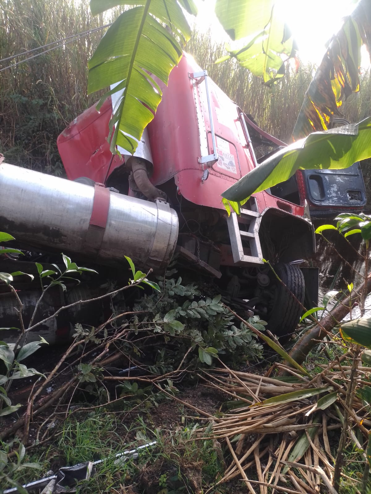Choca tráiler cargado con melaza en Ixtaczoquitlán