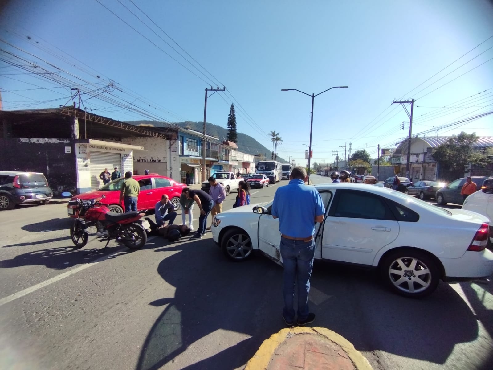 Un lesionado deja accidente de motocicleta y auto particular en Camino Nacional