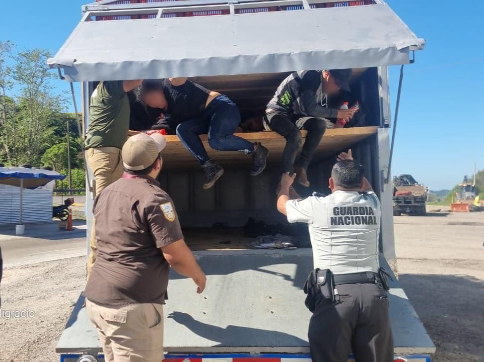 Detectan con Rayos X a 64 migrantes hacinados en dos camionetas en Nuevo Teapa