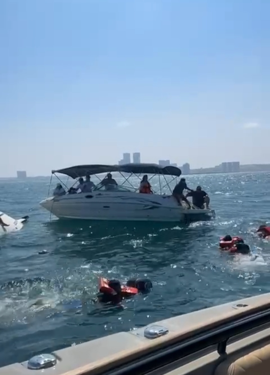 Se hunde yate con 10 ocupantes en las inmediaciones de la bocana del río Jamapa