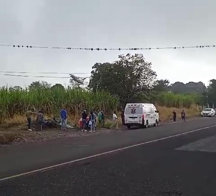 Tres lesionados en volcadura de camioneta en la carretera federal Córdoba-Veracruz