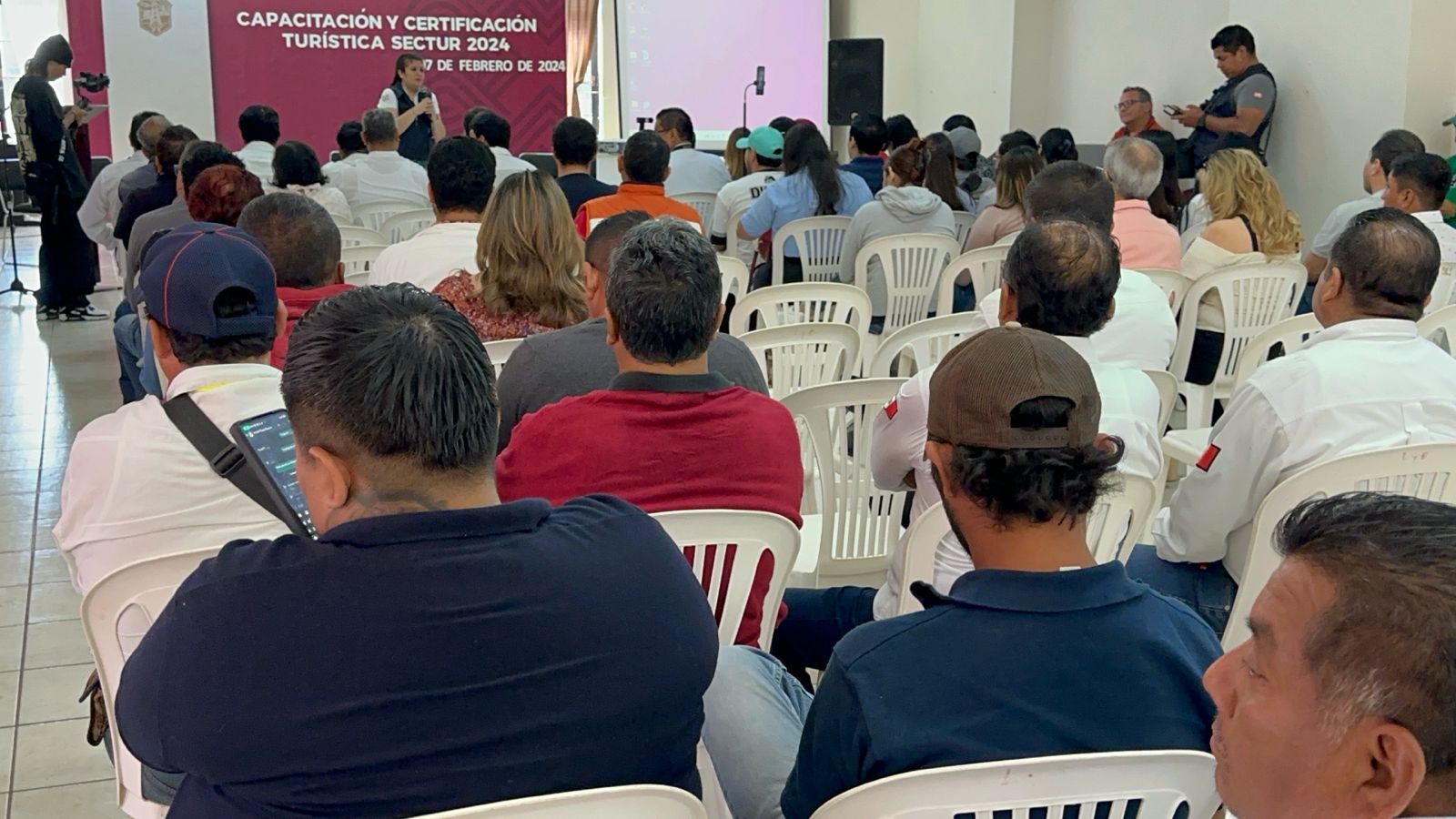 Capacitan a prestadores de servicios de Poza Rica para evitar estafas a turistas