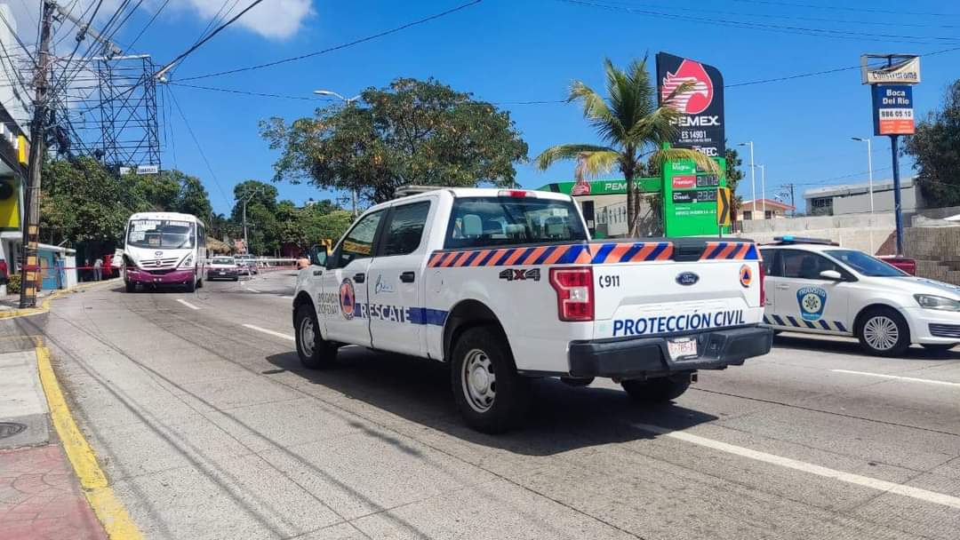 Se registra accidente vial en el bulevar Miguel Alemán de Boca del Río con caída de poste de la CFE