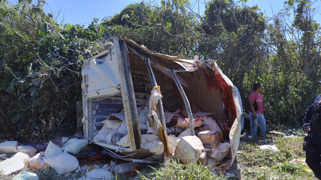 Vuelca camioneta en la autopista Córdoba-Puebla, a la altura de Ixtaczoquitlán