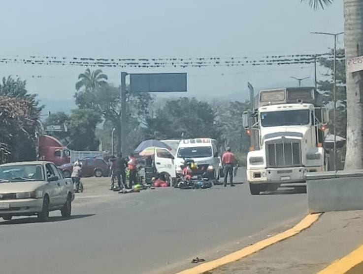Mujer muere en la autopista Córdoba-Veracruz al accidentarse en moto, su esposo está grave