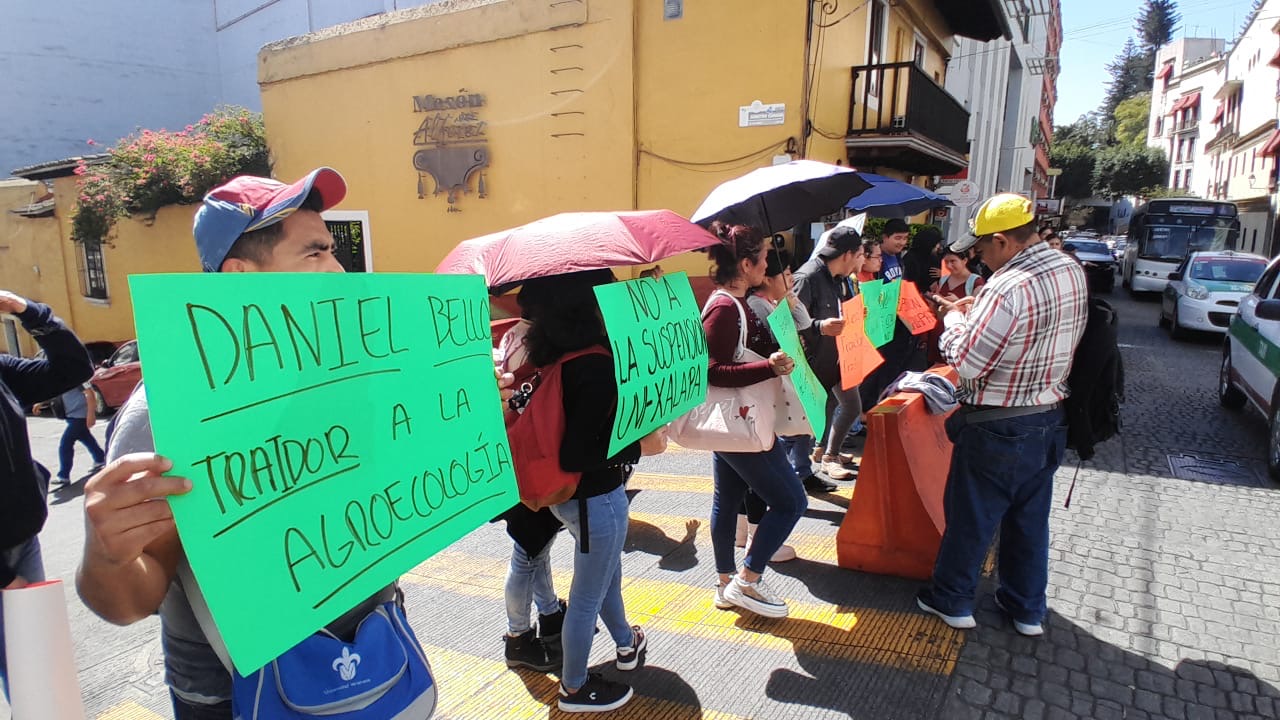 Estudiantes de UVI bloquean el centro de Xalapa, exigen continúe la Licenciatura de Agroecología