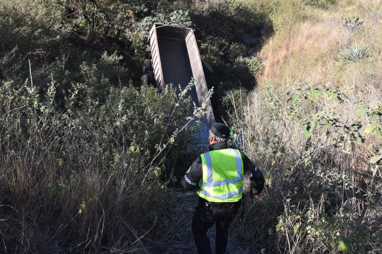 Tráiler con grava para el Tren Maya termina al fondo de un barranco en Maltrata
