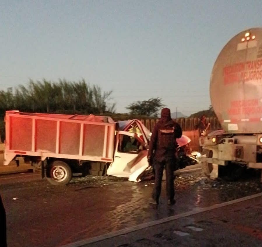 Un lesionado deja accidente de tráiler doble pipa y camioneta en Amatlán de los Reyes