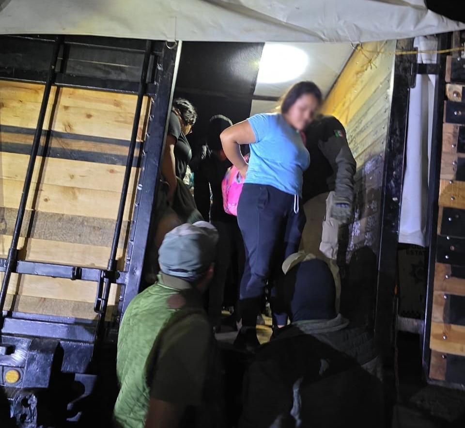 Localizan a 156 migrantes que viajaban hacinados en unidades de carga en carreteras de Veracruz
