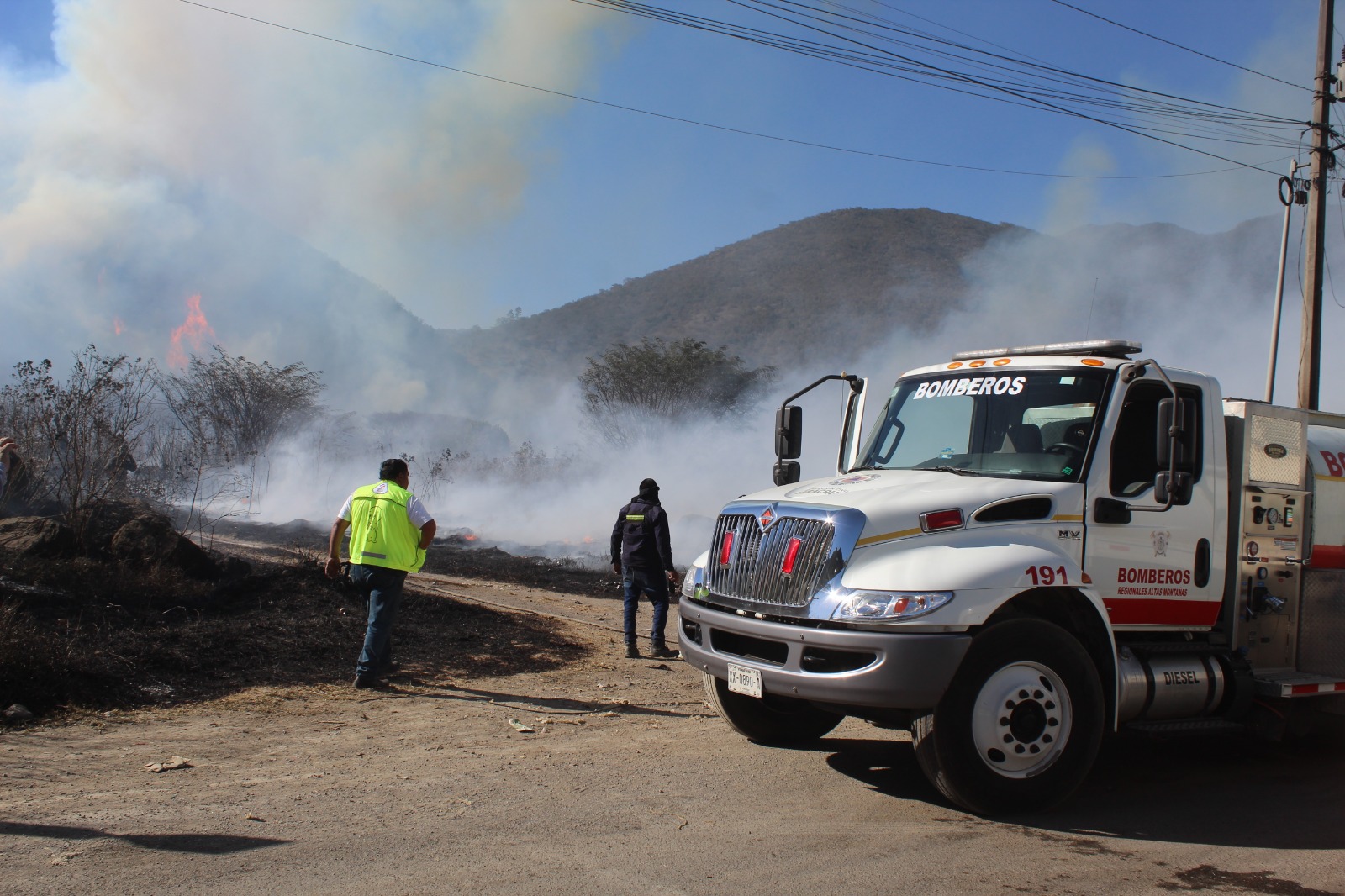 Cuerpos de emergencia de cuatro municipios combaten incendio forestal en Nogales