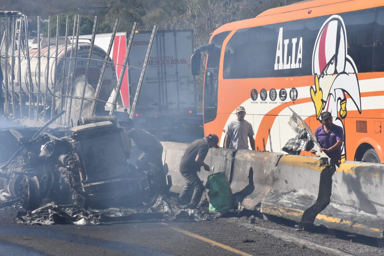 Chocan y se incendian dos tráileres en la autopista Orizaba-Puebla, rapiñeros vacían carga
