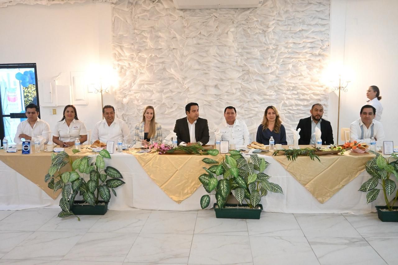 Asiste Paty Lobeira de Yunes a reunión-muestra gastronómica de socios Canaco Veracruz