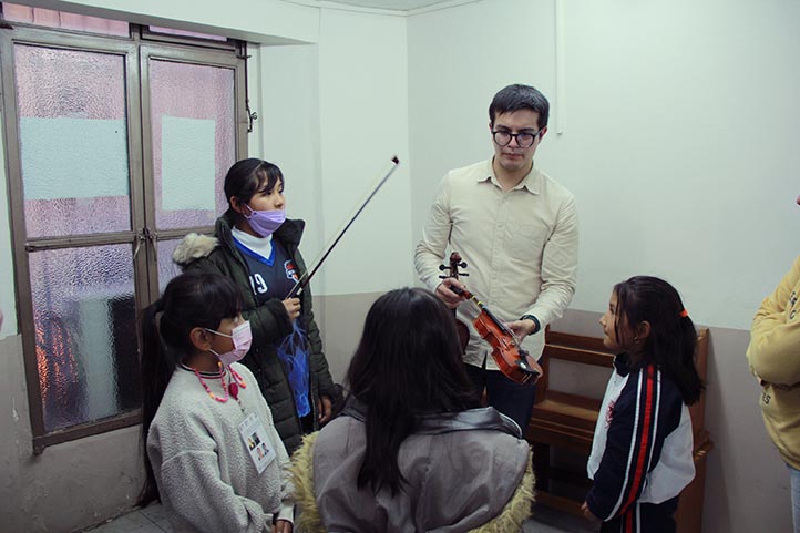 Estudiantes del CIMI tomaron clase magistral con violinista de la OSX