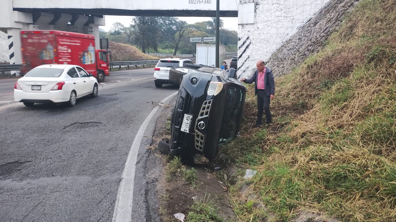 Tres lesionados en volcadura de auto particular en Ixtaczoquitlán