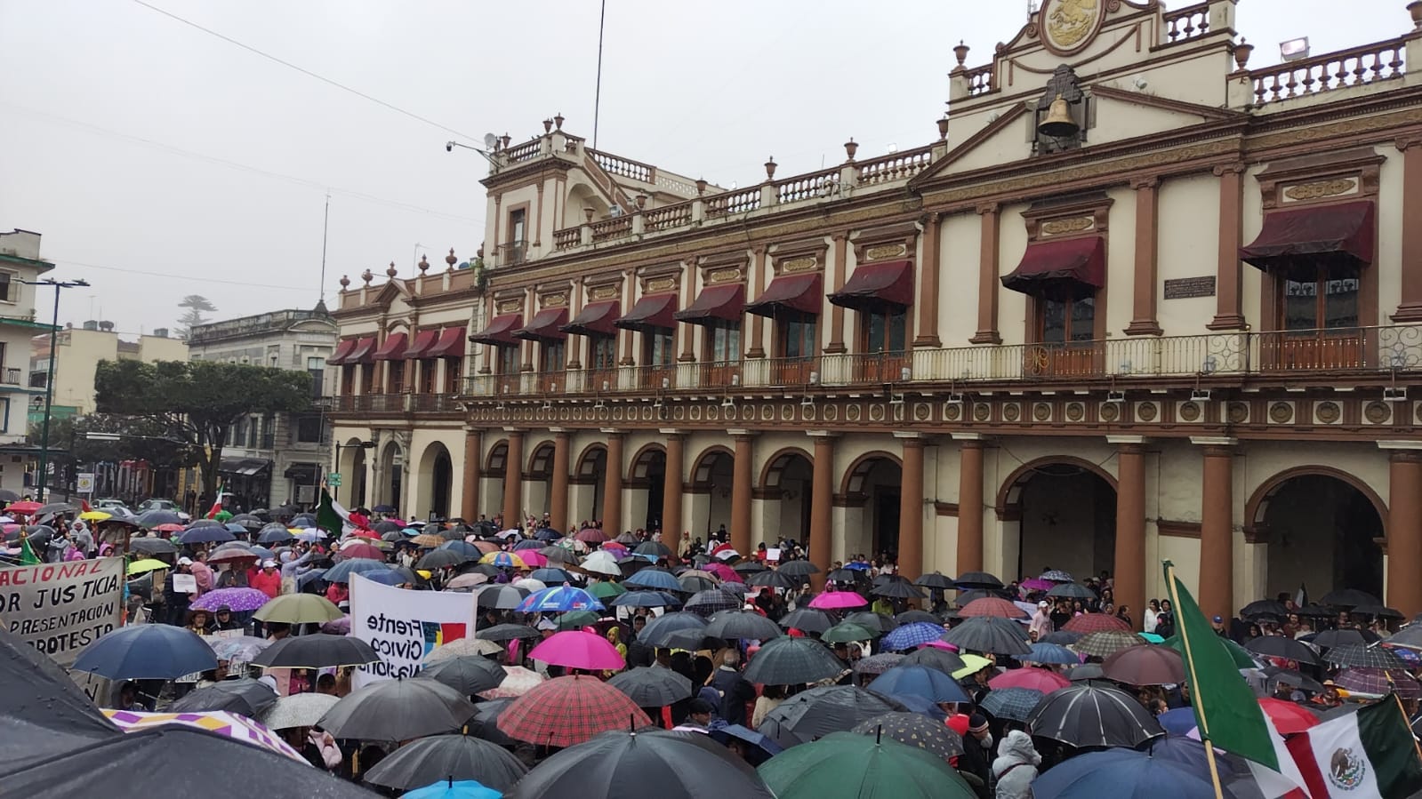 La democracia no se toca gritan veracruzanos en varias ciudades