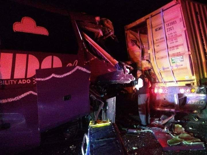 ADO se impacta contra tráiler en la carretera Xalapa-Perote, ocho lesionados