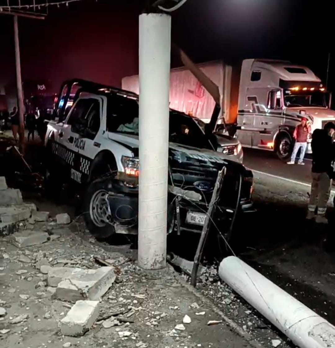 Cuatro policías heridos al estrellarse patrulla contra poste en Nogales