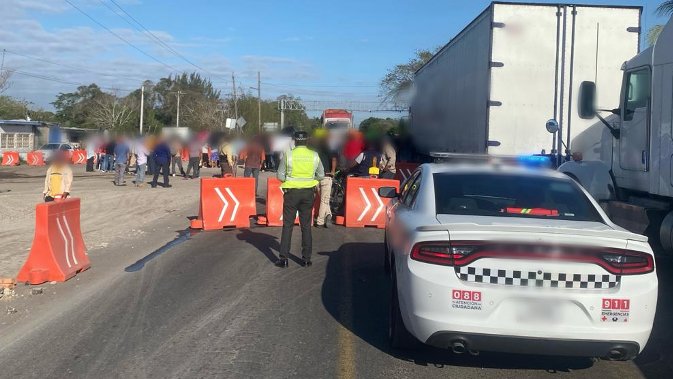 Bloquean la carretera federal Santa Fe-Paso del Toro; se oponen a construcción de un muro