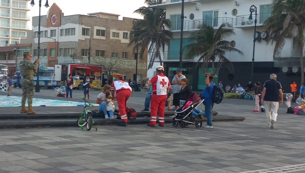 Reconoce la alcaldesa de Veracruz a policías navales por rescatar a niña caída al mar