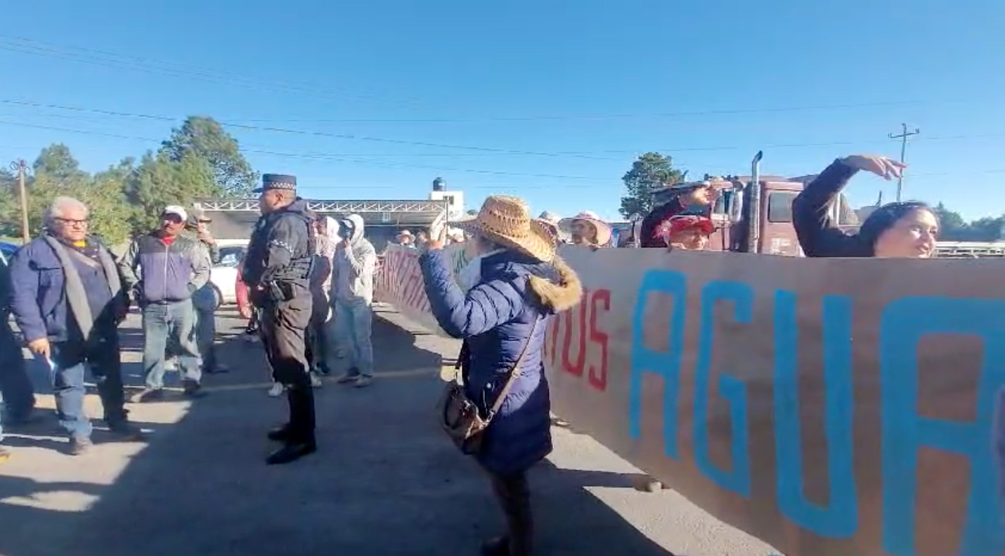 Habitantes de Las Vigas tienen un mes sin agua, bloquean carretera Xalapa-Perote