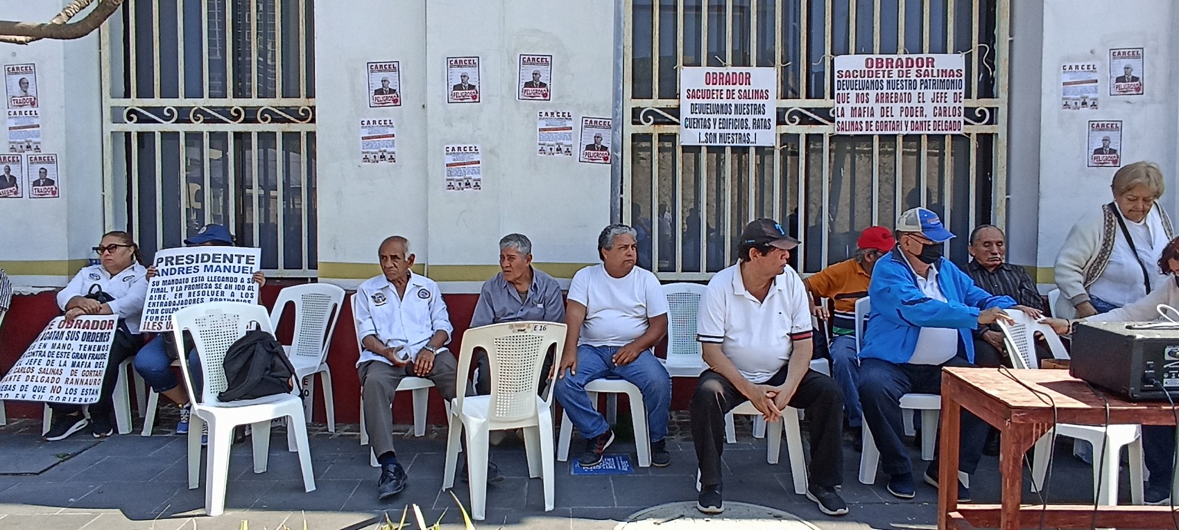 Ex trabajadores portuarios toman las oficinas del SAT en la ciudad de Veracruz