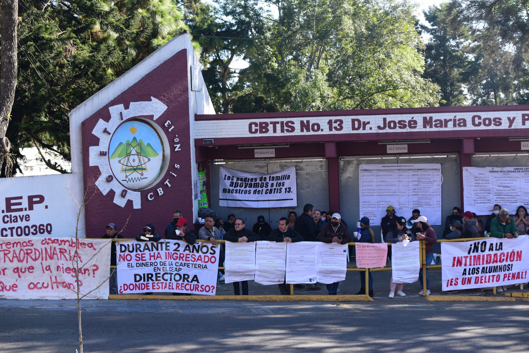 Padres de familia toman nuevamente instalaciones del CBTIS 13