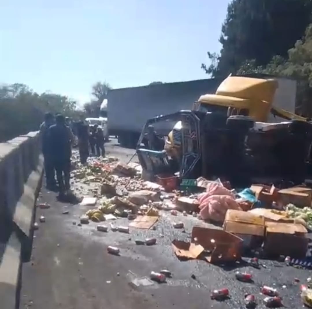 Rapiñeros roban carga de fruta, verdura y cerveza tras accidente en las cumbres de Maltrata