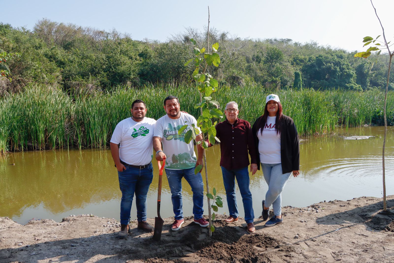 PMA reforesta la laguna de San Julián con 200 árboles de especies endémicas