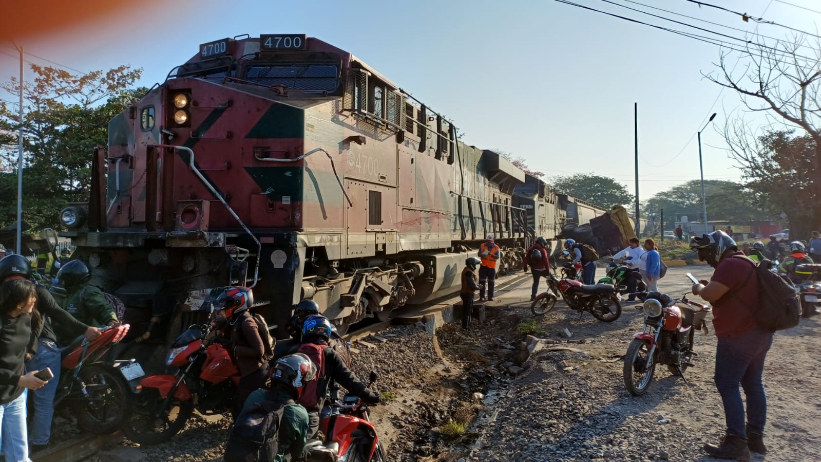 Conductor intenta ganarle el paso al tren en Tejería, no hay lesionados