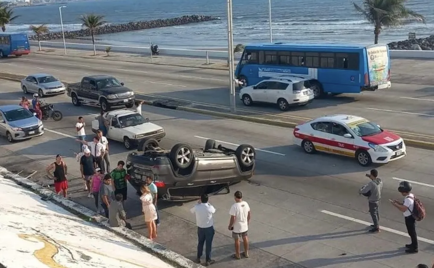 Dos lesionados deja aparatosa volcadura en Boca del Río