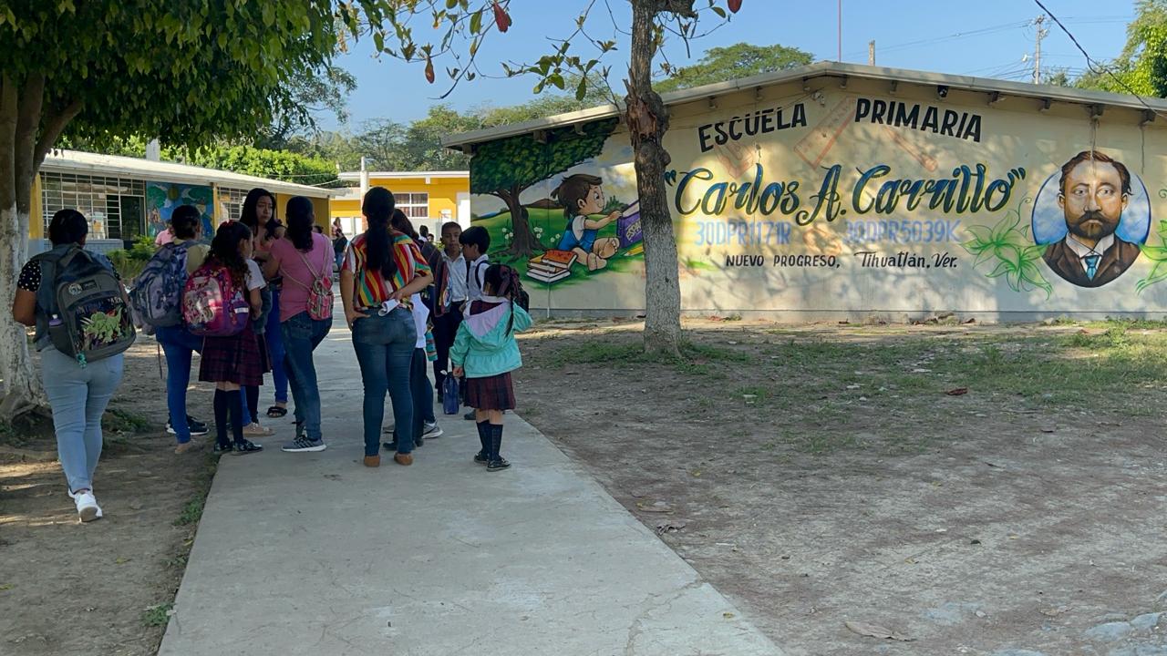 Por conflictos laborales llevan cuatro días sin clases en escuela primaria de Poza Rica