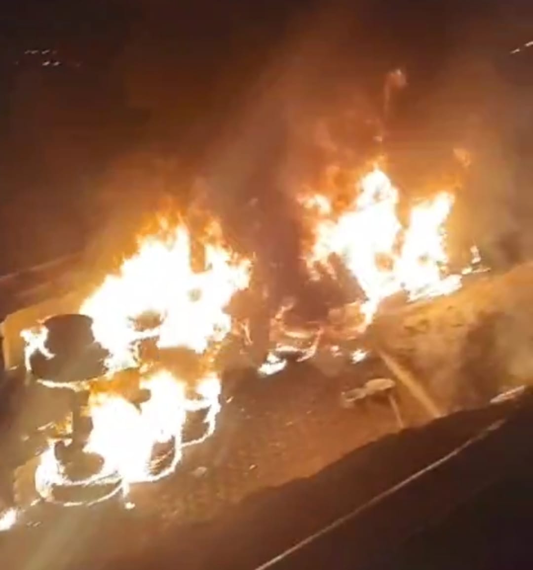 Tráiler vuelca y se incendia en la autopista Orizaba-Puebla