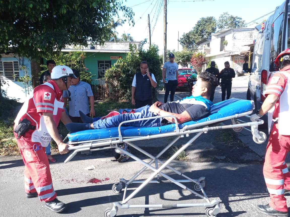 Joven lesionado al chocar en su motoneta contra auto particular en Córdoba