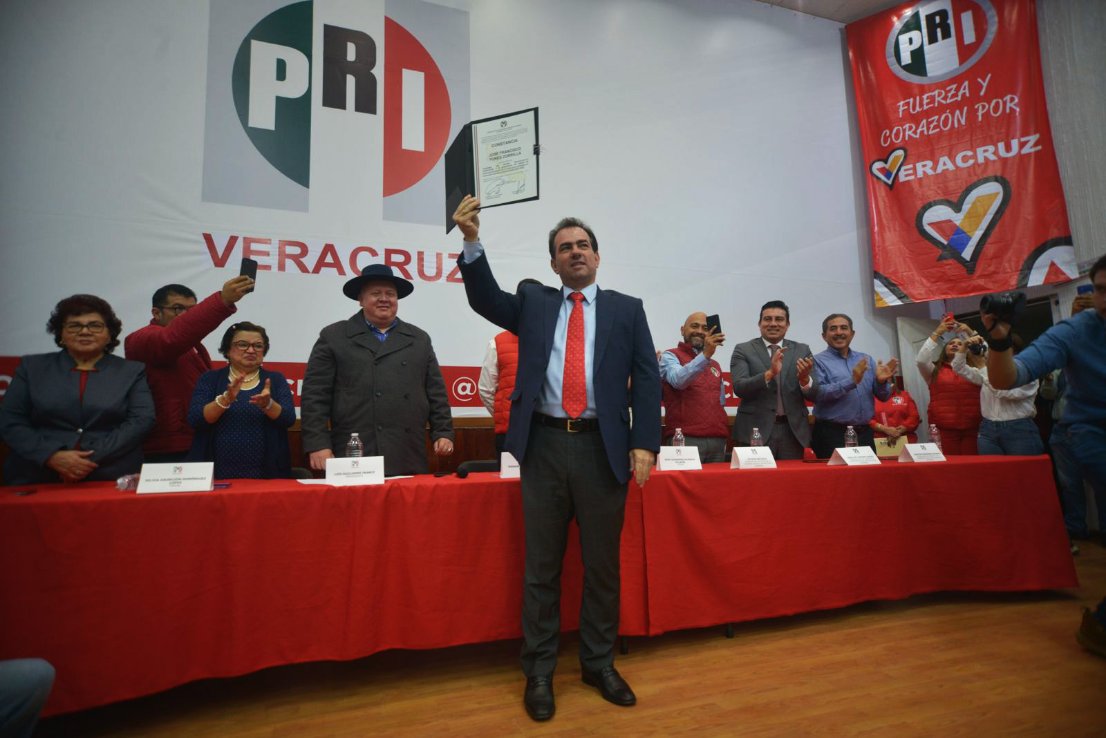 Pepe Yunes recibe constancia como candidato a gobernador de Veracruz