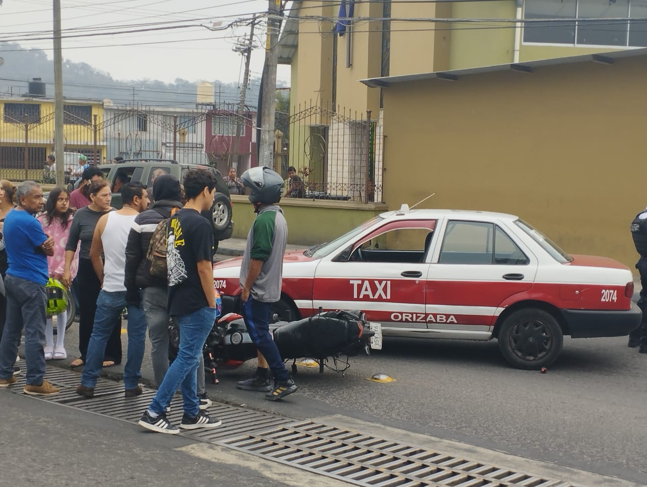 Taxi contra motocicleta deja una joven lesionada en Orizaba