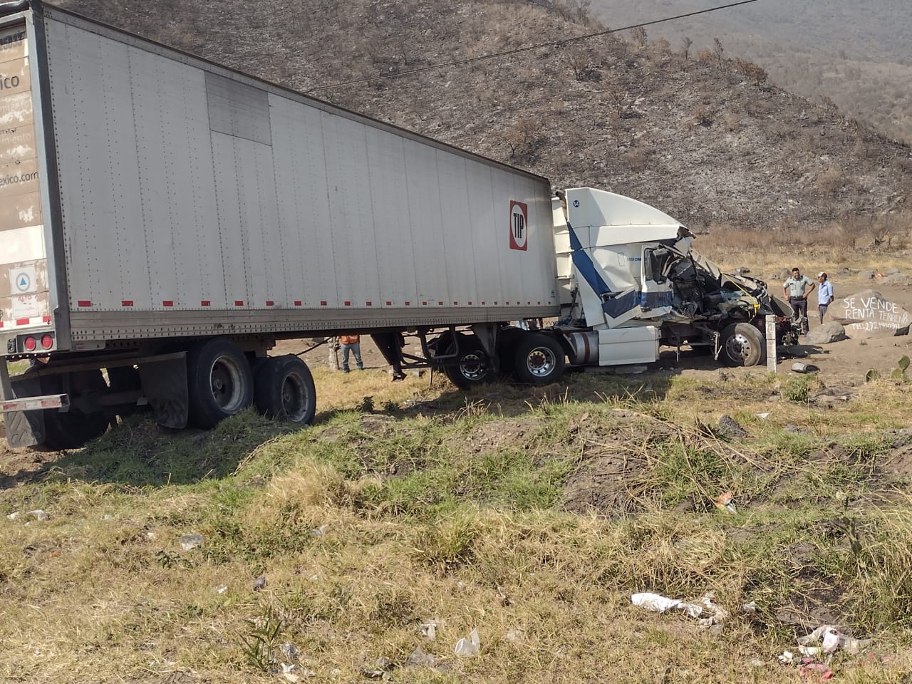 Tráiler golpea camión de carga en la autopista Orizaba-Puebla, no hay lesionados