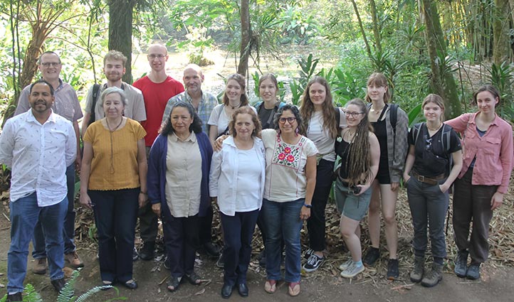 Alumnos alemanes visitaron Orquidario de la Universidad Veracruzana
