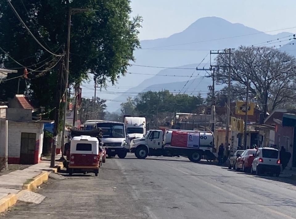 Emmanuel Cid cumple 15 días desaparecido, familiares bloquean carretera Orizaba-Tehuacán