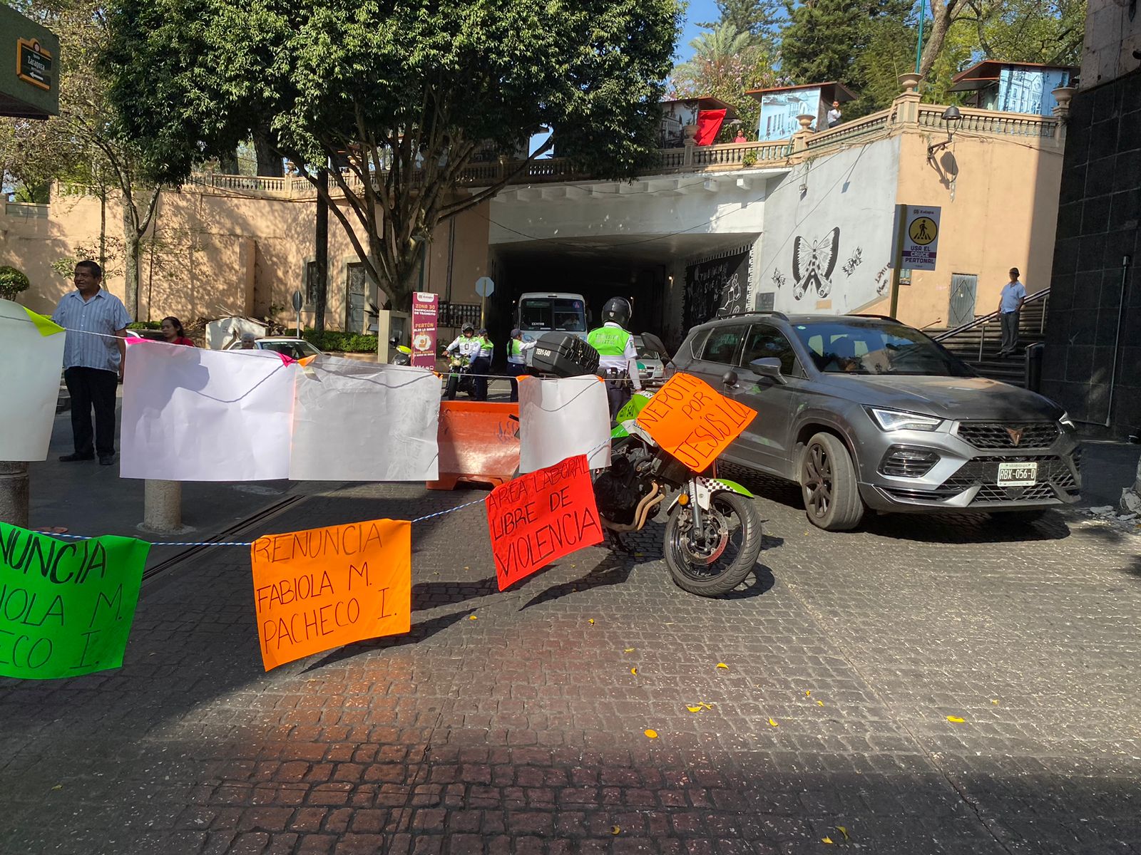 Empleados bloquean calle para exigir destitución de funcionario del ayuntamiento de Xalapa