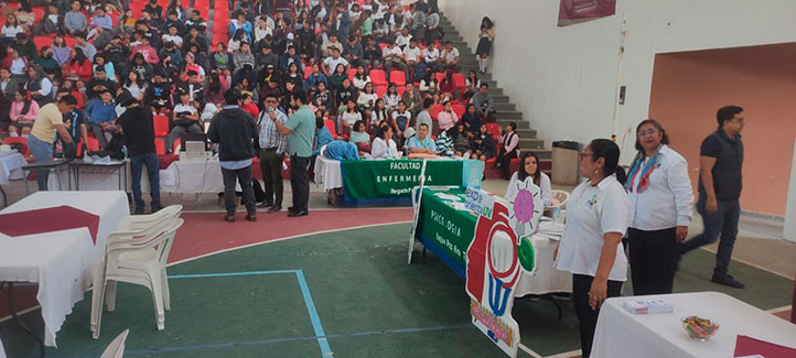 Exposiciones profesiográficas UV: guiando a futuros universitarios
