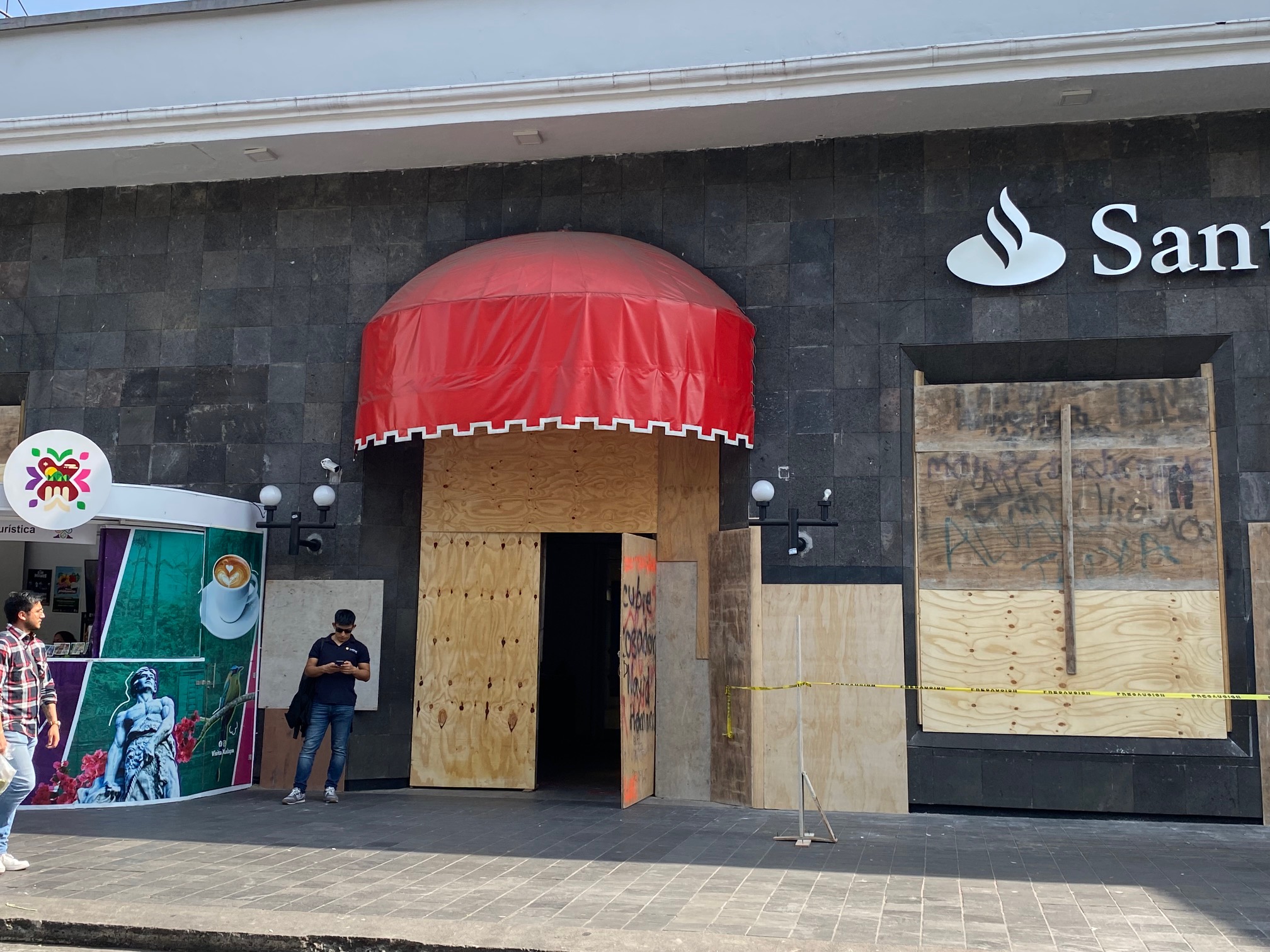 Blindan centro de Xalapa previo a la marcha 8M
