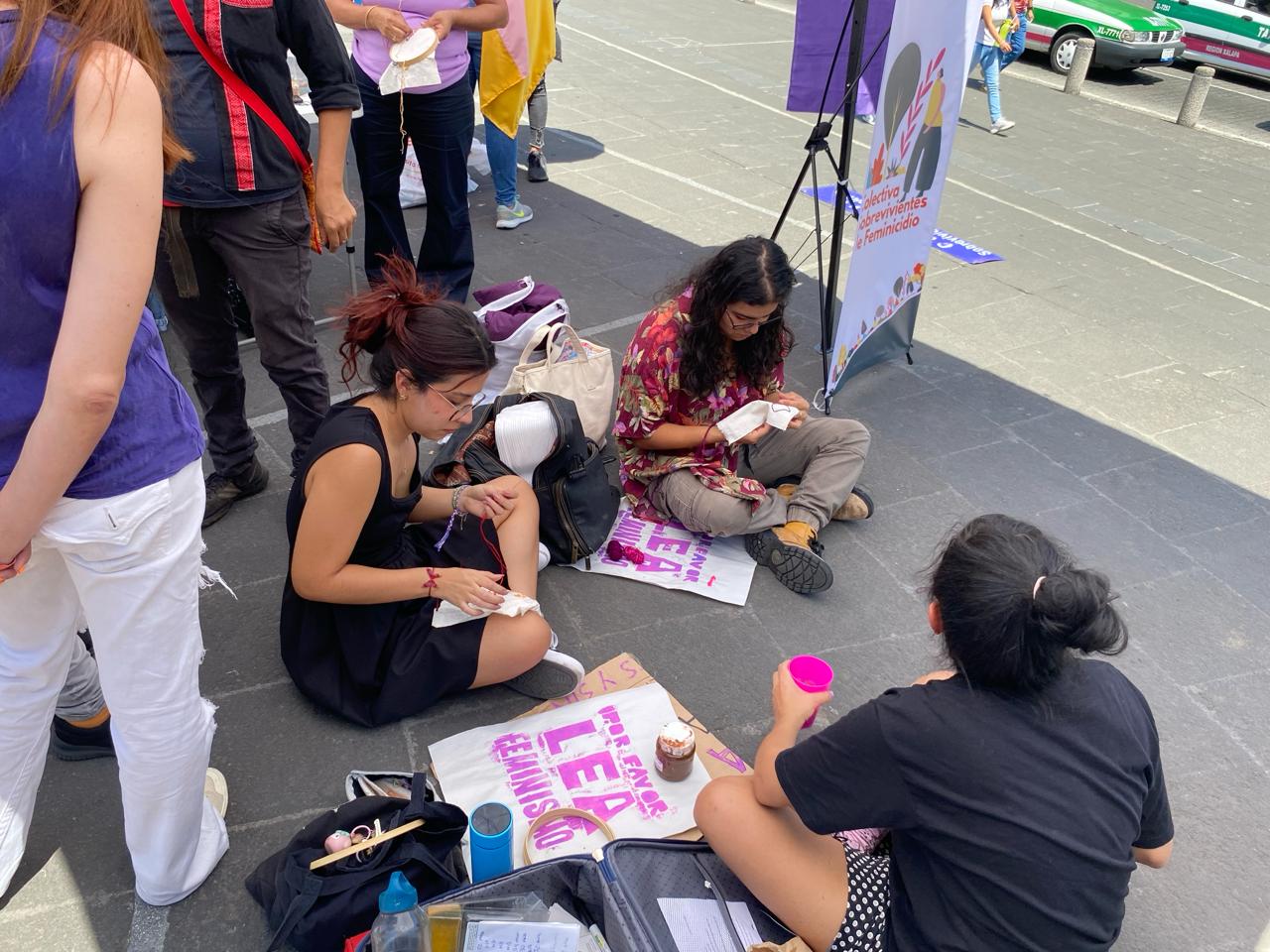 En Plaza Lerdo bordan nombres de víctimas de feminicidio para exigir justicia a FGE y PJEV