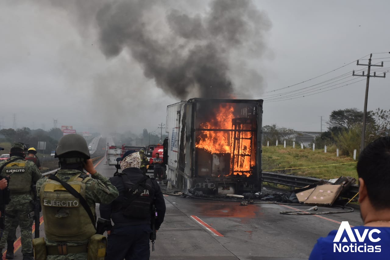 Se incendia camión de mudanzas en la autopista Córdoba-Puebla